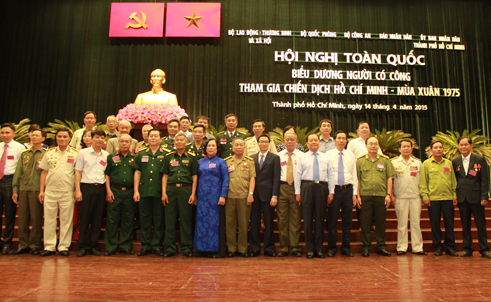 ຮອງນາຍົກລັດຖະມົນຕີ ຫວູດຶກດາມ ເຂົ້າຮ່ວມ ກອງປະຊຸມຍ້ອງຍໍຜູ້ມີຄຸນງາມຄວາມດີ